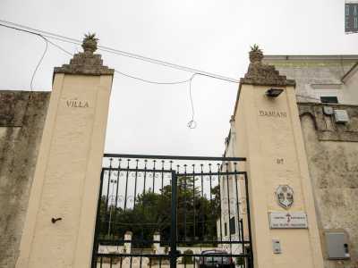 Torniamo ora al cancello della villa, stretto tra le due colonne che ne riportano il nome. Una targhetta al di sopra del citofono �annuncia� il centro �San Filippo Smaldone�, gestito da una decina di Suore Salesiane dei Sacri Cuori